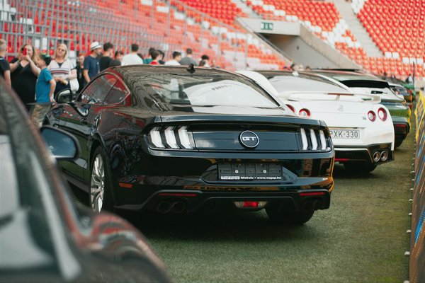 Ultimate Guide to Installing a Roof Cargo Box on Your British SUV for Maximized Storage Space